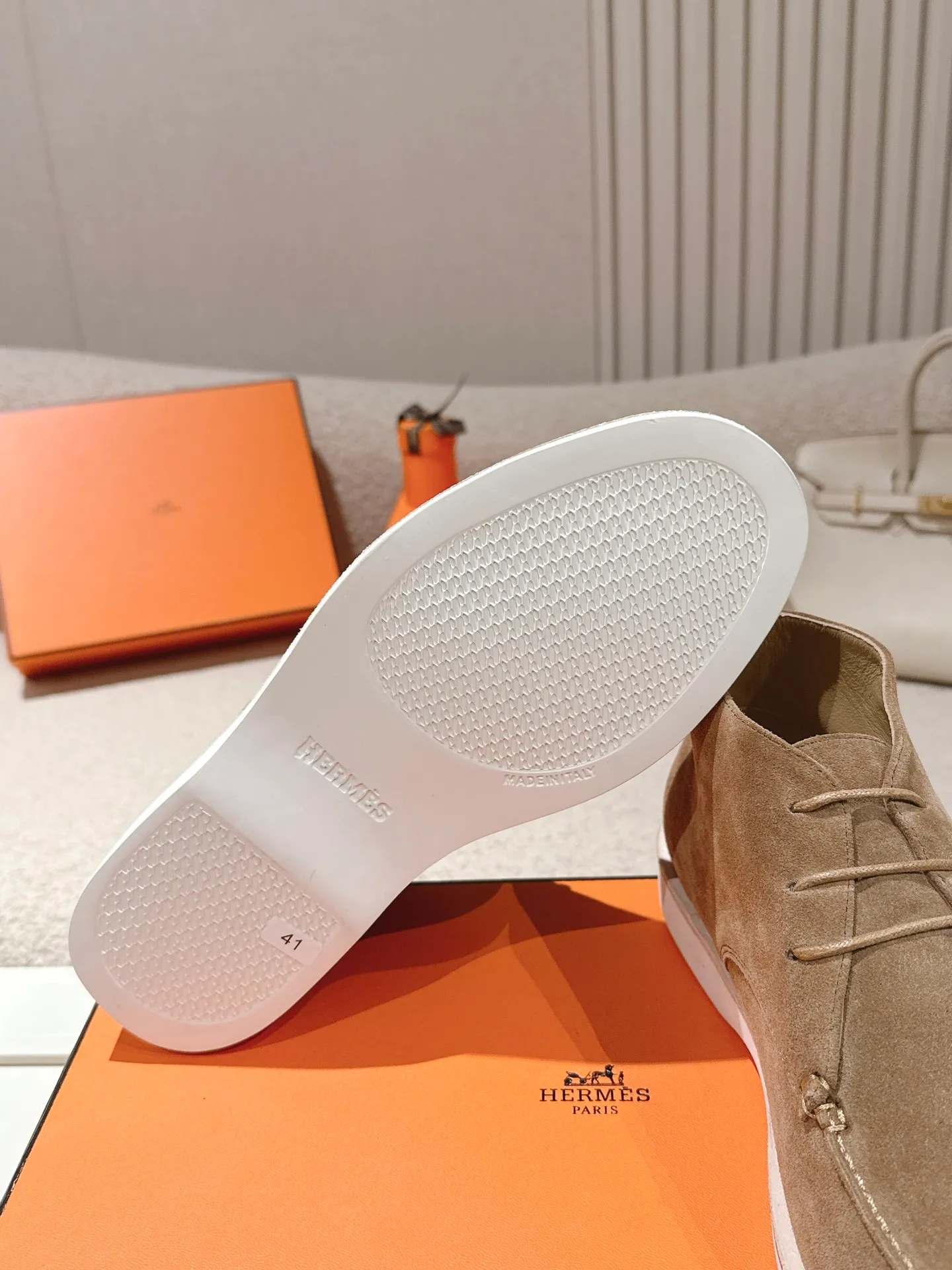 Men's Men's Shoes 660💰 Hermes men's size #26ss calfskin derby shoes, decorated with signature "H Diamant" details for a stylish and casual style. Fabric: Cow suede Lining: Mixed sheep lining Outsole: Genuine leather welt + original TPU Bottom thickness: 3CM Code number: 39-45 (customized at 46.47)